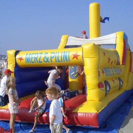 Hüpfburg mit Kletterwand